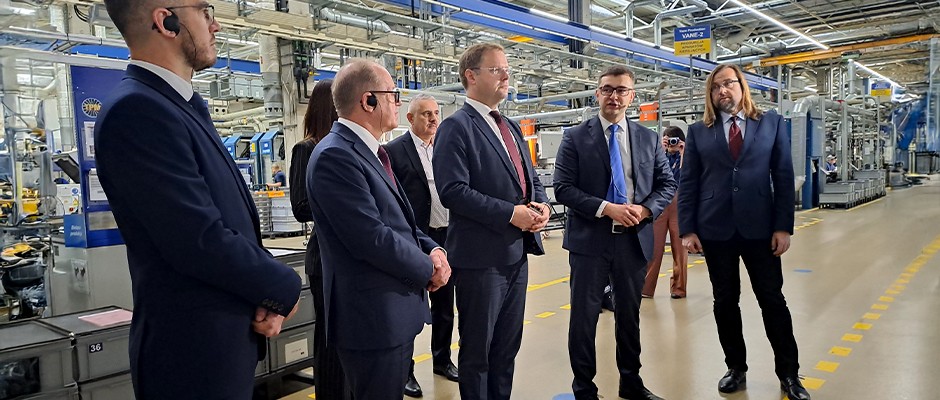 Wizytacja hali produkcyjnej Aero Engines Polska